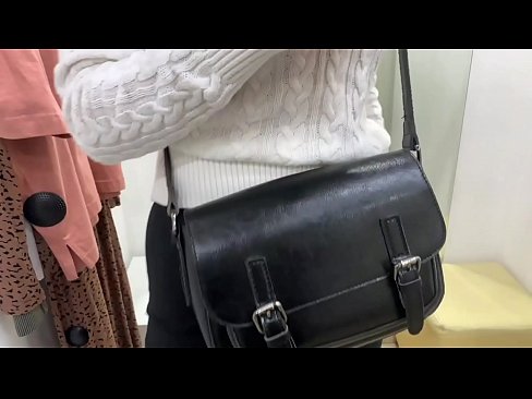 ❤️ Offentlig onani av den unga slynan FeralBerry med en dildo i provrummet ❌ Pornvideo at sv.pornjk.ru ️❤